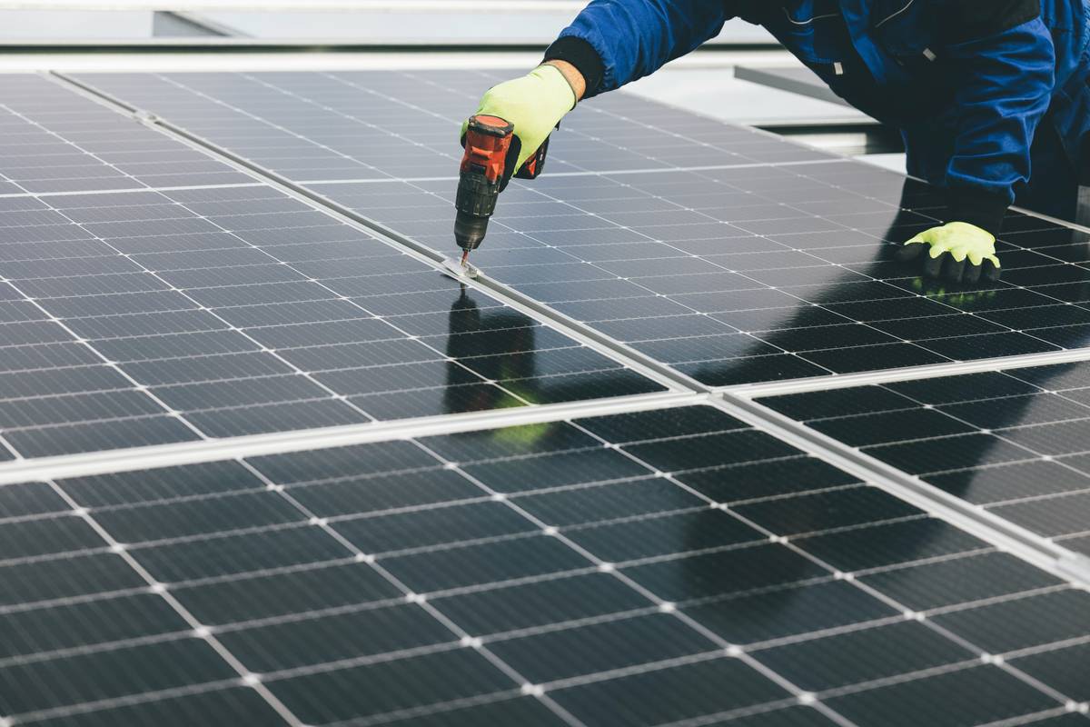 guide to solar panels showing correctly installed UV-resistant solar cables connecting panels to inverter
